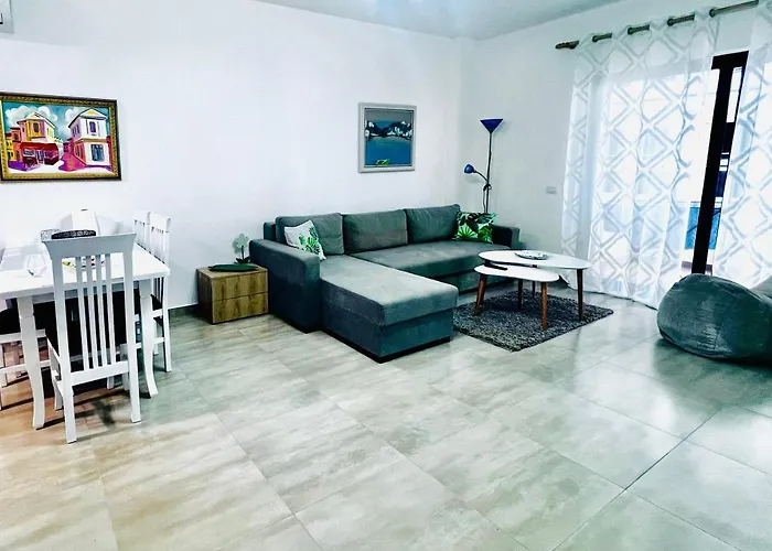 The Place Apartments 2, Qerret