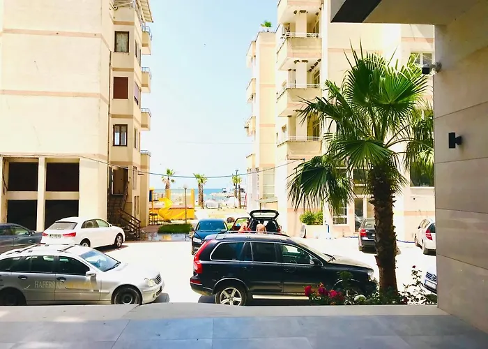 The Place Apartments 2, Qerret