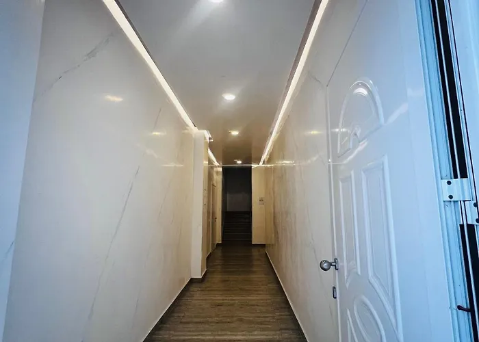 The Place Apartments 2, Qerret